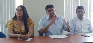 El presidente regional de AME, Edson Alvarado, junto a dos concejales de los municipios de la Regional 5 en el inicio de la capacitaci&oacute;n.