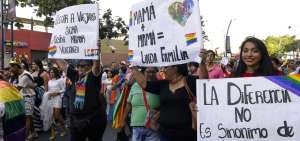 J&oacute;venes procedentes de diferentes partes del pa&iacute;s desfilaron por el centro de Guayaquil, entre c&aacute;nticos y mensajes alusivos a los LGBTI.