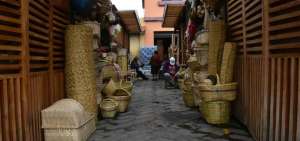 Canastos y esteras se venden todos los d&iacute;as en el Plaza Rotary. Estos son elaborados por h&aacute;biles artesanas.