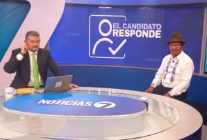 Guillermo Churuchumbi (der.) participó en la entrevista en Ecuador TV