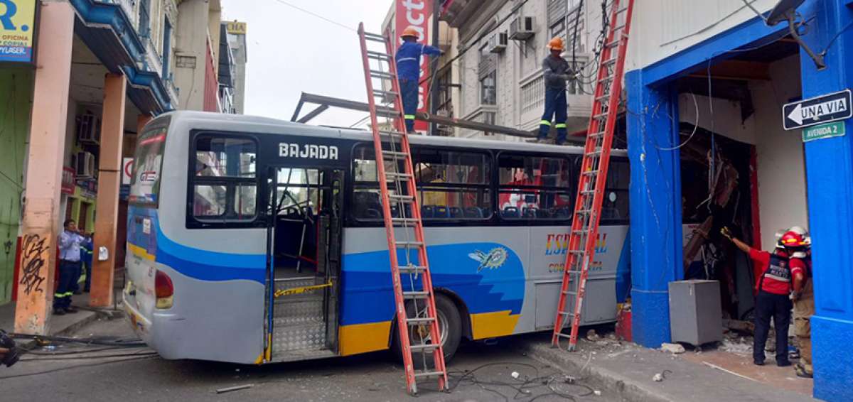 El accidente ocurri&oacute; el mediod&iacute;a de este 7 de mayo en la Calle 4 y Avenida 2, en el centro de Manta.