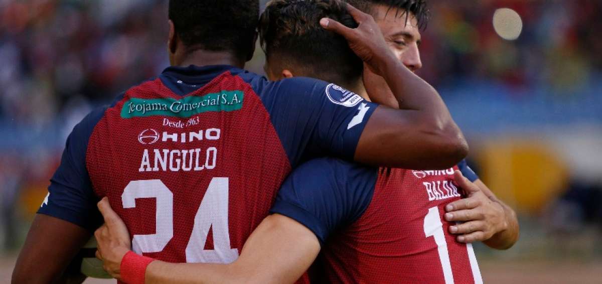 Manuel Balda celebra junto al delantero Daniel Angulo el 2 a 1 parcial, despu&eacute;s de convertir su tanto de tiro penal.