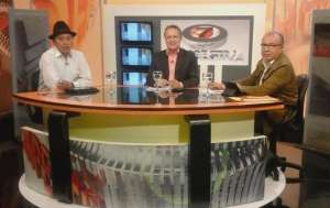 El l&iacute;der ind&iacute;gena Humberto Cholango y el director de diario El Tel&eacute;grafo, Orlando P&eacute;rez, estuvieron en Perspectiva 7. Foto: Twitter @noticiasecuador