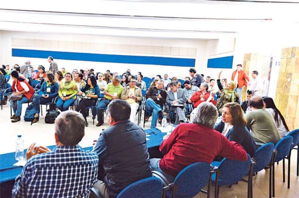 Del lado derecho, Doris Soliz y Gustavo Baroja conversan en la mesa directiva durante el consejo pol&iacute;tico de PAIS en Pichincha. FOTO: MIGUEL JIM&Eacute;NEZ.