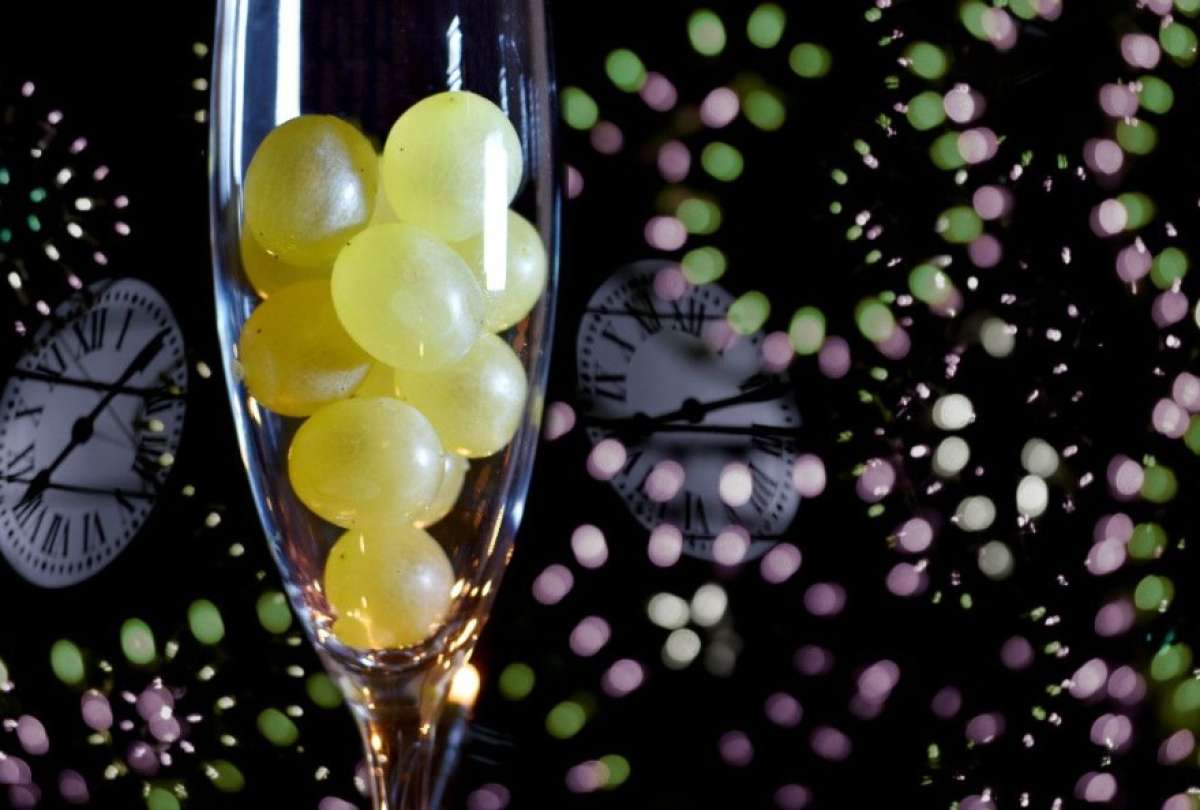 La historia detr&aacute;s de las 12 uvas: de Espa&ntilde;a al ritual de medianoche