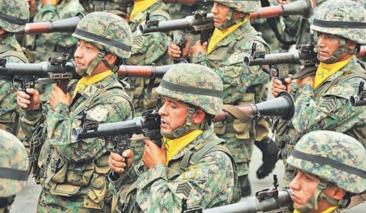 M&aacute;s de tres mil militares rindieron homenaje a Cuenca en su Independencia