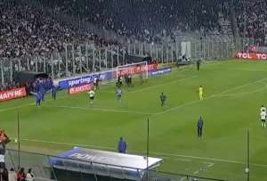 Hinchas invadieron la cancha del Monumental