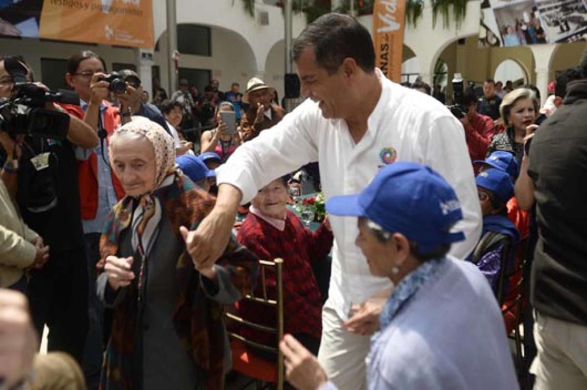 El presidente Rafael Correa comparti&oacute; un almuerzo navide&ntilde;o con los residentes del Hogar Coraz&oacute;n de Mar&iacute;a, ubicado en el norte de Quito. Foto: Carina Acosta