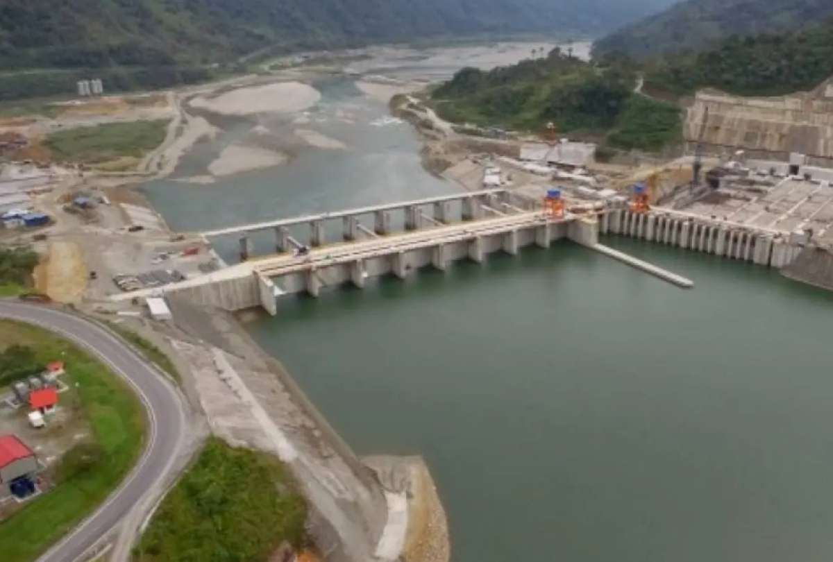 Altos caudales, sedimentos y material p&eacute;treo impactaron parte de la infraestructura de Coca Codo Sinclair. T&eacute;cnicos realizan monitoreo permanente en la zona.
