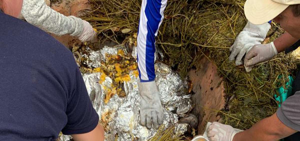 Tras hora y media de cocinarse sobre piedra caliente, el banquete est&aacute; listo para servirse. 
