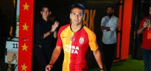 El colombiano Radamel Falcao en el momento en que ingresa al estadio Turk Telekon Arena de Estambul.