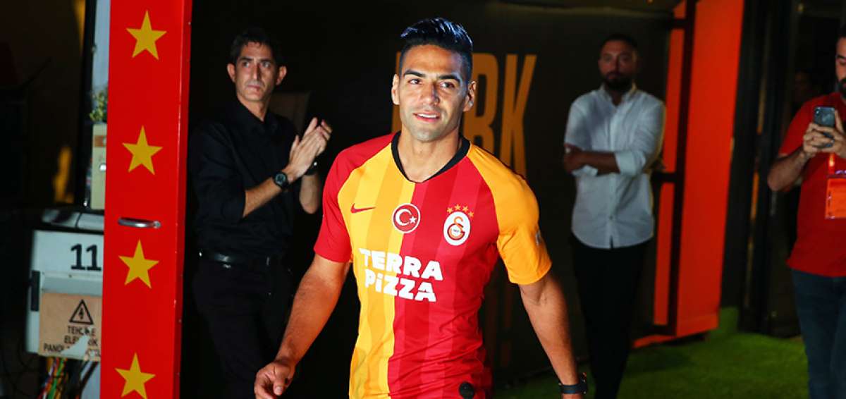 El colombiano Radamel Falcao en el momento en que ingresa al estadio Turk Telekon Arena de Estambul.