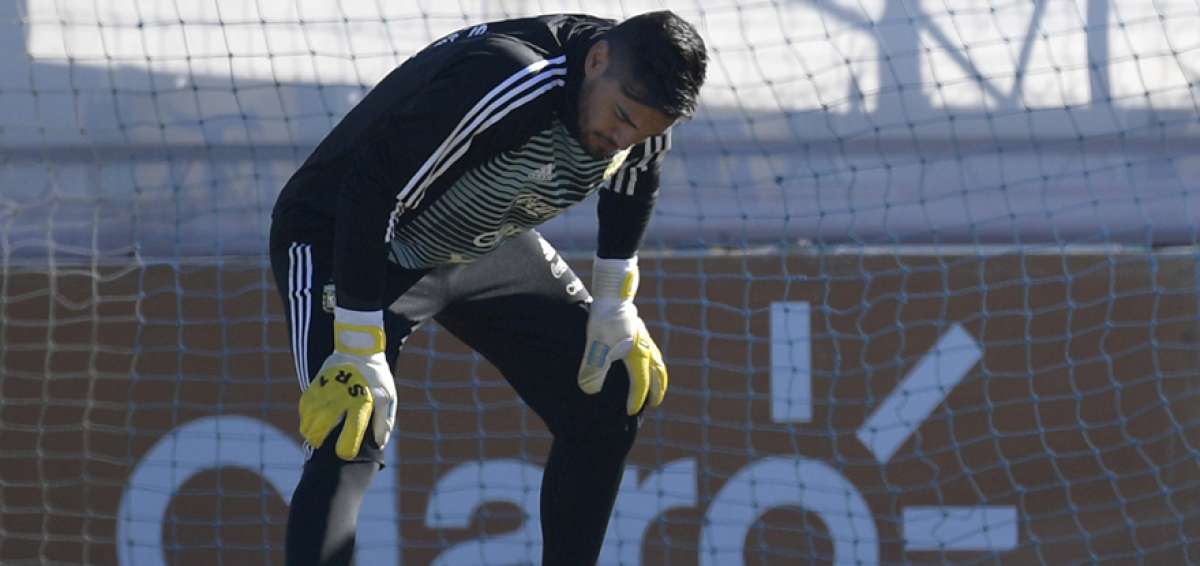 El arquero Sergio Romero tuvo molestias en sus rodillas durante la pr&aacute;ctica que realiz&oacute; la selecci&oacute;n argentina, el martes pasado, en Buenos Aires.   