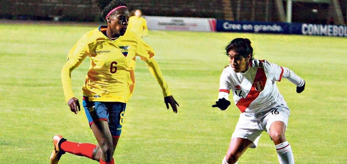 La volante de Ecuador, Nicole Charcopa (i) domina el bal&oacute;n ante la marca de la futbolista peruana Michelle Paredes, el domingo anterior en Riobamba.