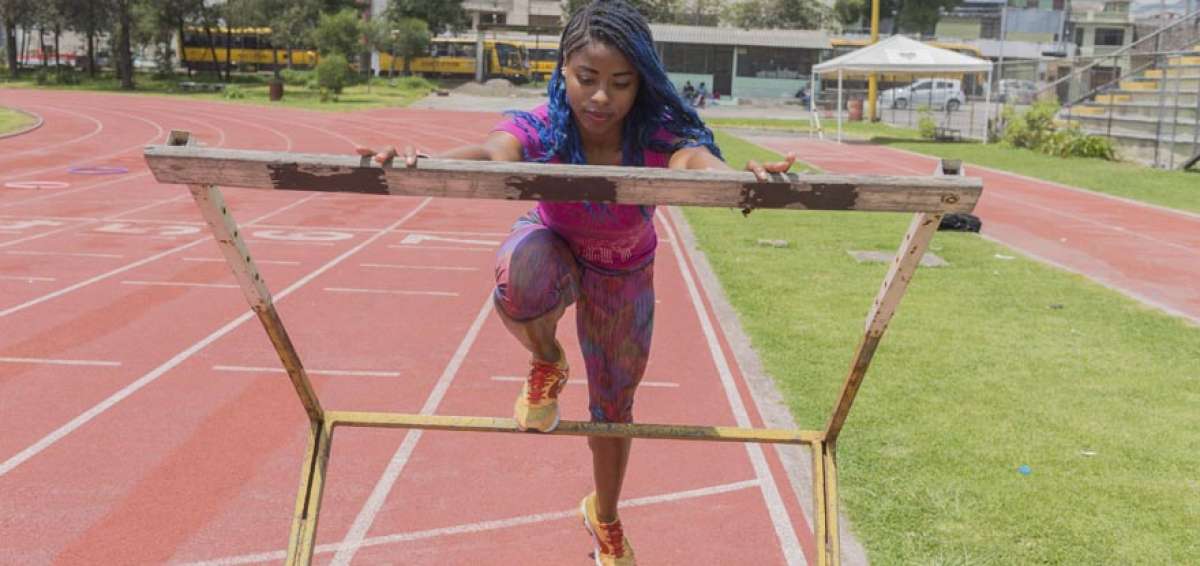 La atleta guayaquile&ntilde;a Romina Cifuentes se prepara para entrenar en la pista Los Chasquis, previo al mundial de postas que se correr&aacute; en Bahamas.