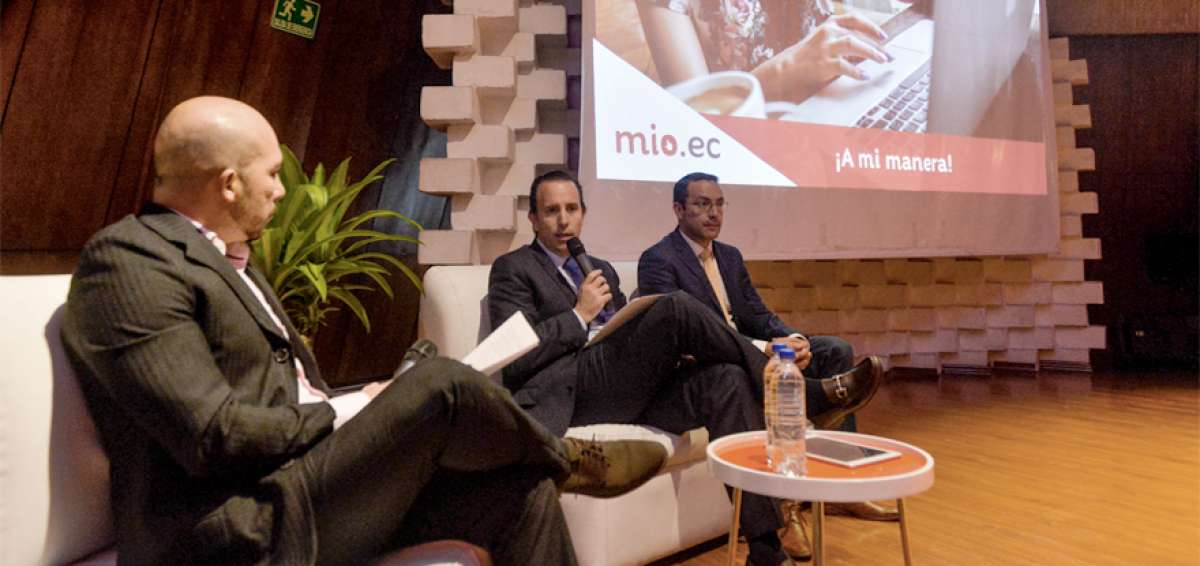 Patricio Alarc&oacute;n (centro), de la C&aacute;mara de Comercio y Jos&eacute; Miguel Mart&iacute;nez (der.), de Negos, presentaron ayer la nueva plataforma de compras en l&iacute;nea.