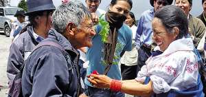 Mujeres y hombres se acercan y conviven con la Pachamama de distinta manera. Es una forma de estar unidos.  