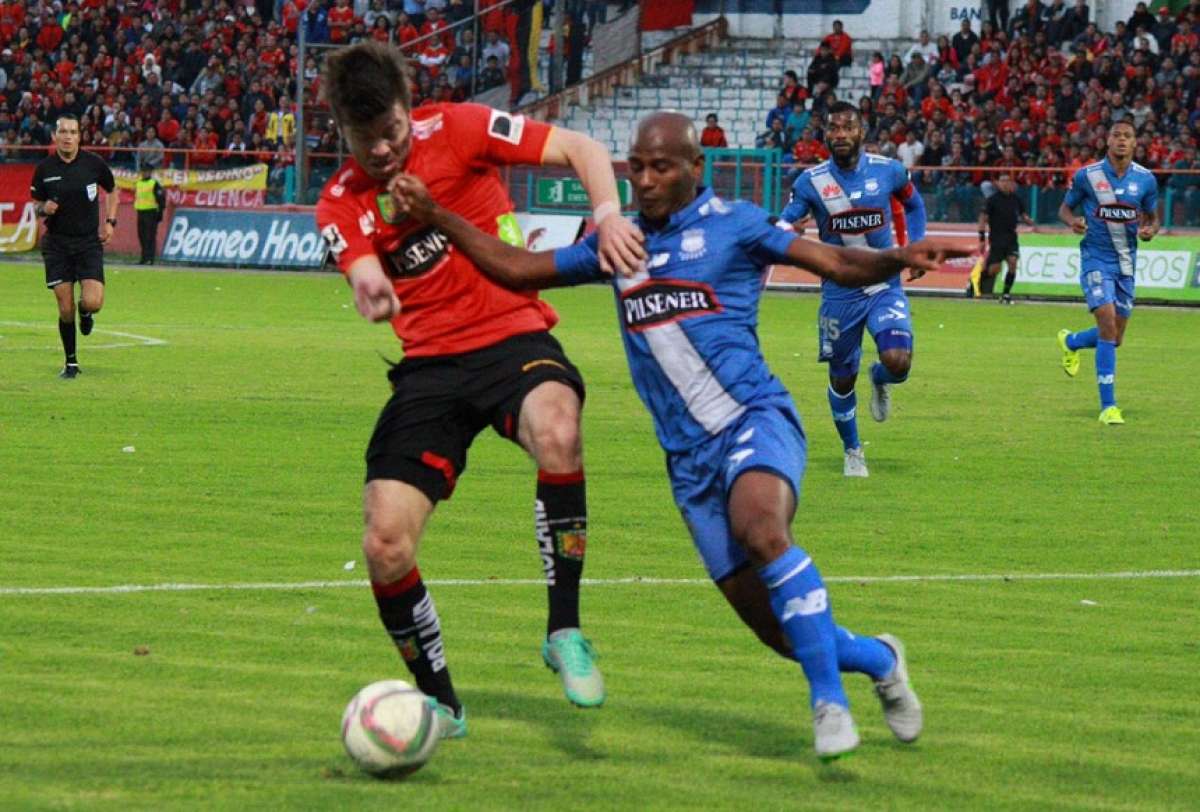 El brasile&ntilde;o Esteban Solari es marcado por &Oacute;scar Bag&uuml;&iacute;. Foto: Fernando Machado / El Tel&eacute;grafo