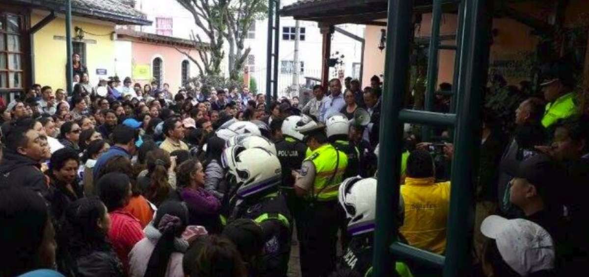 Manifestantes concentrados en las instalaciones de la Administraci&oacute;n Zonal.