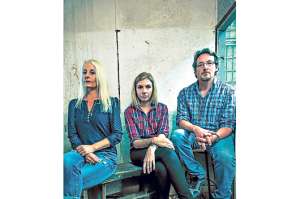 Los australianos Kim Vuga, Nicole Judge y Andrew Jackson son los primeros participantes de este reality que da de qu&eacute; hablar en el mundo. Foto: Internet