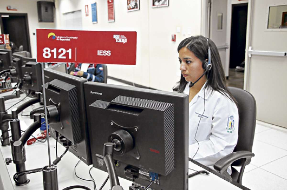 Se condecora a doctora del IESS