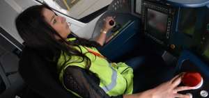 Amanda Maldonado es una de las cuatro mujeres choferes. Parte de su experiencia la adquiri&oacute; realizando labores de transporte en una buseta escolar.