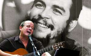 El cantautor cubano Silvio Rodr&iacute;guez. Detr&aacute;s la imagen del Che. Foto internet