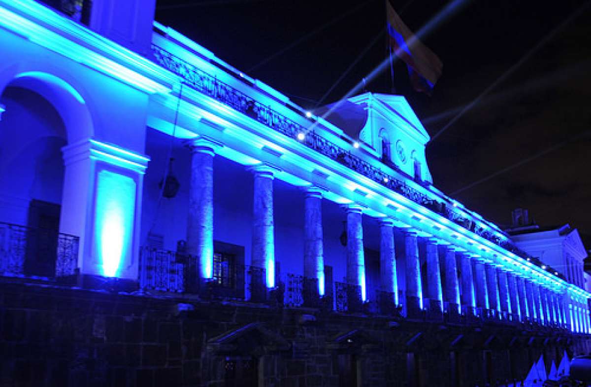 El Palacio de Carondelet se ilumin&oacute; de azul. El vicepresidente Jorge Glas particip&oacute; del evento. Foto: Cortes&iacute;a Vicepresidencia