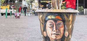 Los participantes decoraron las macetas ubicadas en Mariscal Foch y Reina Victoria, en La Mariscal de Quito.  