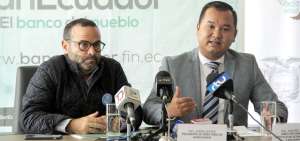Los titulares del Instituto Nacional de Econom&iacute;a Popular y Solidaria (IEPS), Andr&eacute;s Briones (derecha), y BanEcuador (BP), Jorge Wated, durante una rueda de prensa efectuada la ma&ntilde;ana de este lunes, 20 de enero de 2020, en Quito.