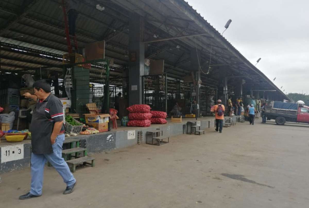 El centro de abastos Montebello se ubica en el noroeste de Guayaquil. 