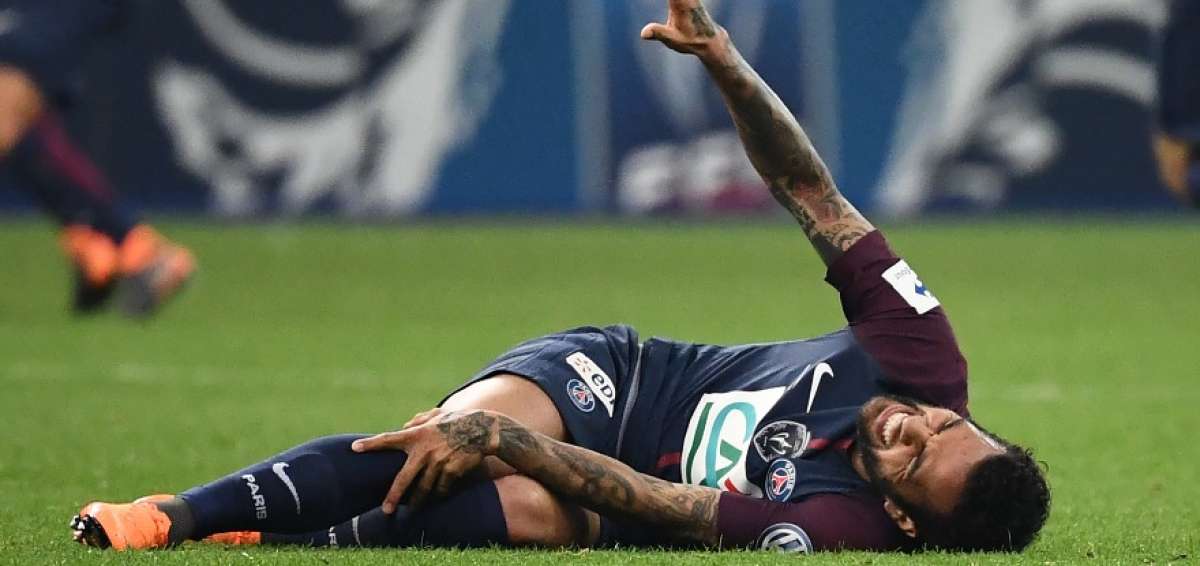 Alves (c) recibe asistencia m&eacute;dica en el campo al lesionarse durante la final de la Copa de Francia.