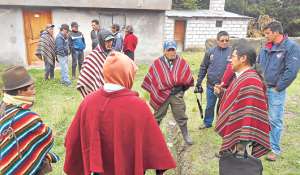 Funcionarios de la Canciller&iacute;a acudieron a la comunidad de Gramapamba sitio de donde era oriundo el migrante fallecido. Foto: Elizabeth Maggi/ El Tel&eacute;grafo