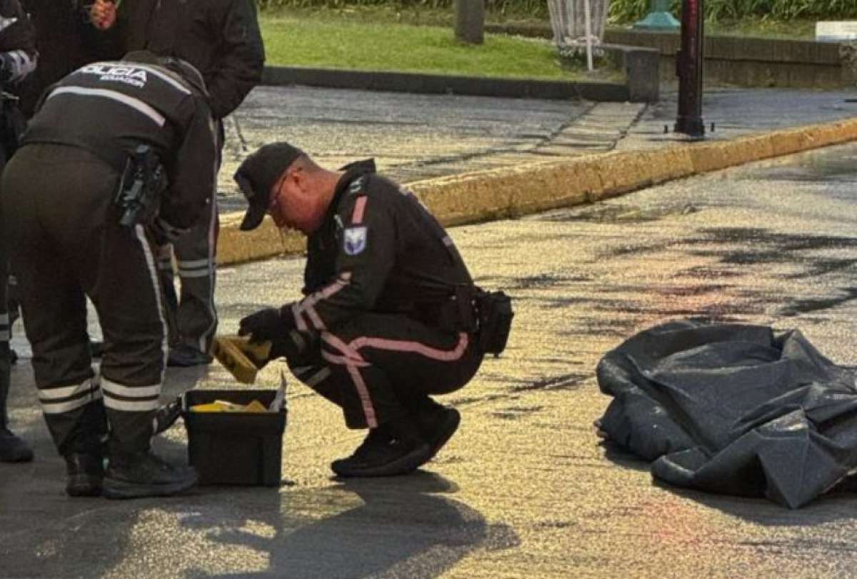 Hallan a un hombre muerto en la avenida 6 de Diciembre, en el norte de Quito