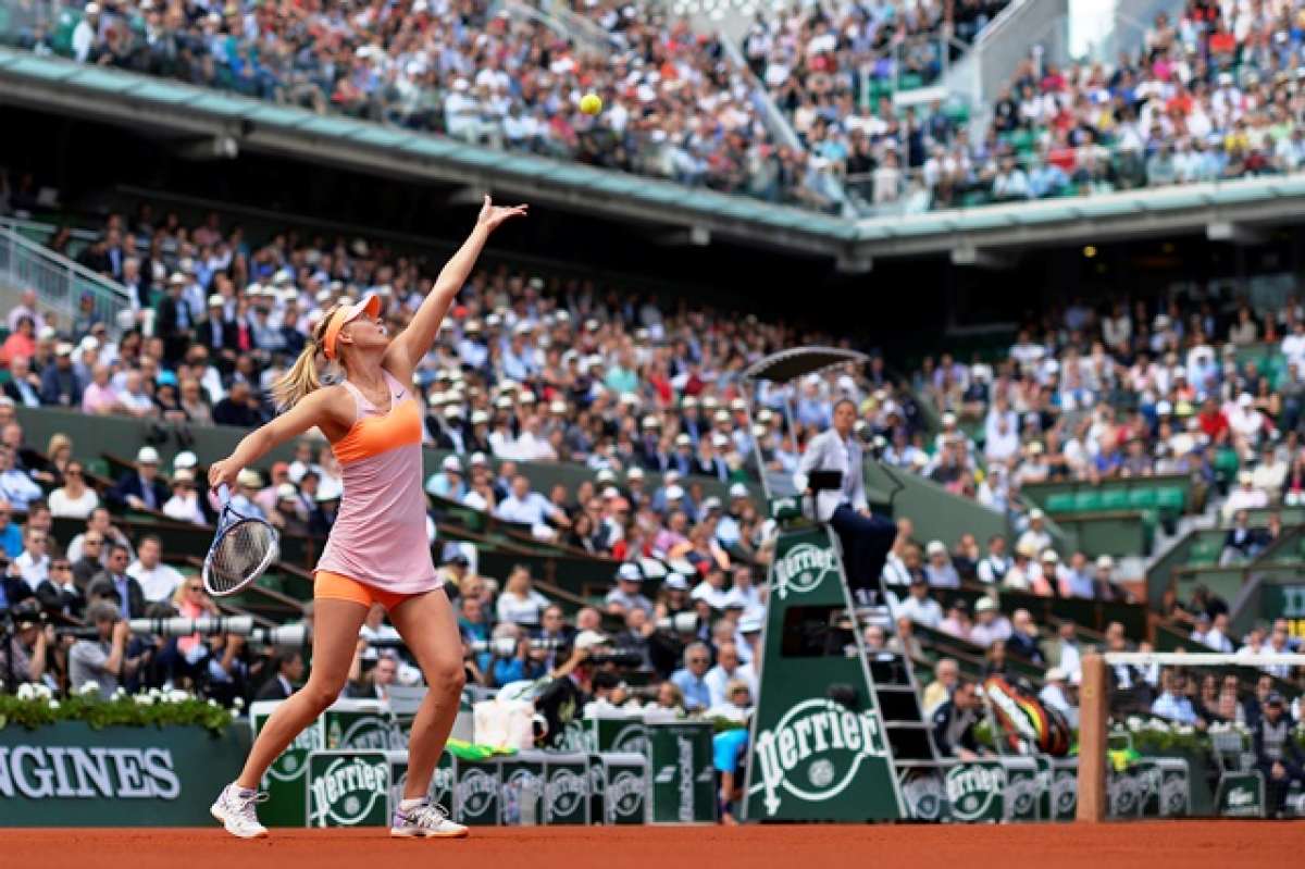 Sharapova durante su saque en el encuentro ante la canadiense Eugenie Bouchard. Foto: AFP