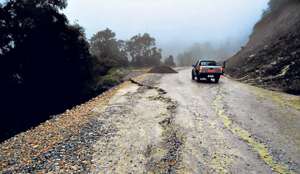 En la v&iacute;a Guarumales-M&eacute;ndez hubo desprendimientos de tierra. El Ministerio de Transporte y Obras P&uacute;blicas actu&oacute; ayer para evitar accidentes. Foto: Cortes&iacute;a / MTOP