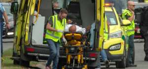 Un herido es trasladado en ambulancia tras el tiroteo perpetrado este viernes en dos mezquitas en la ciudad de Christchurch, Nueva Zelanda. 