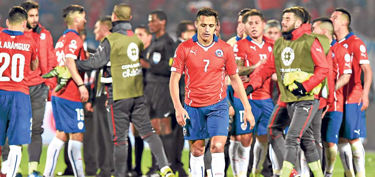 Cuando termin&oacute; el duelo ante Per&uacute;, Alexis (7) luc&iacute;a triste, con su mirada perdida en el horizonte. Se retir&oacute; sin celebrar, a diferencia de sus compa&ntilde;eros de selecci&oacute;n. Foto: AFP