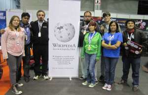 Usuarios Jroxychix, Sageo, Vahidmasrour, Lucifer8k, Tanuyeiro, Madamemina, Web-head y Edjoerv en el Campus Party Quito 2014 en Ecuador. Foto: Edjoerv / Wikimedia Commons (CC BY-SA 4.0)