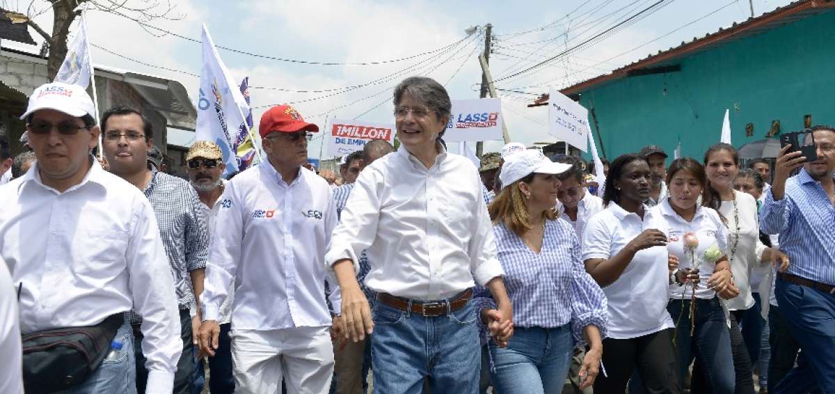 A la derecha de Lasso caminaba el excomandante Aland Molestina, mientras que al lado de su esposa Mar&iacute;a de Lourdes estuvo Marcia Caicedo.
