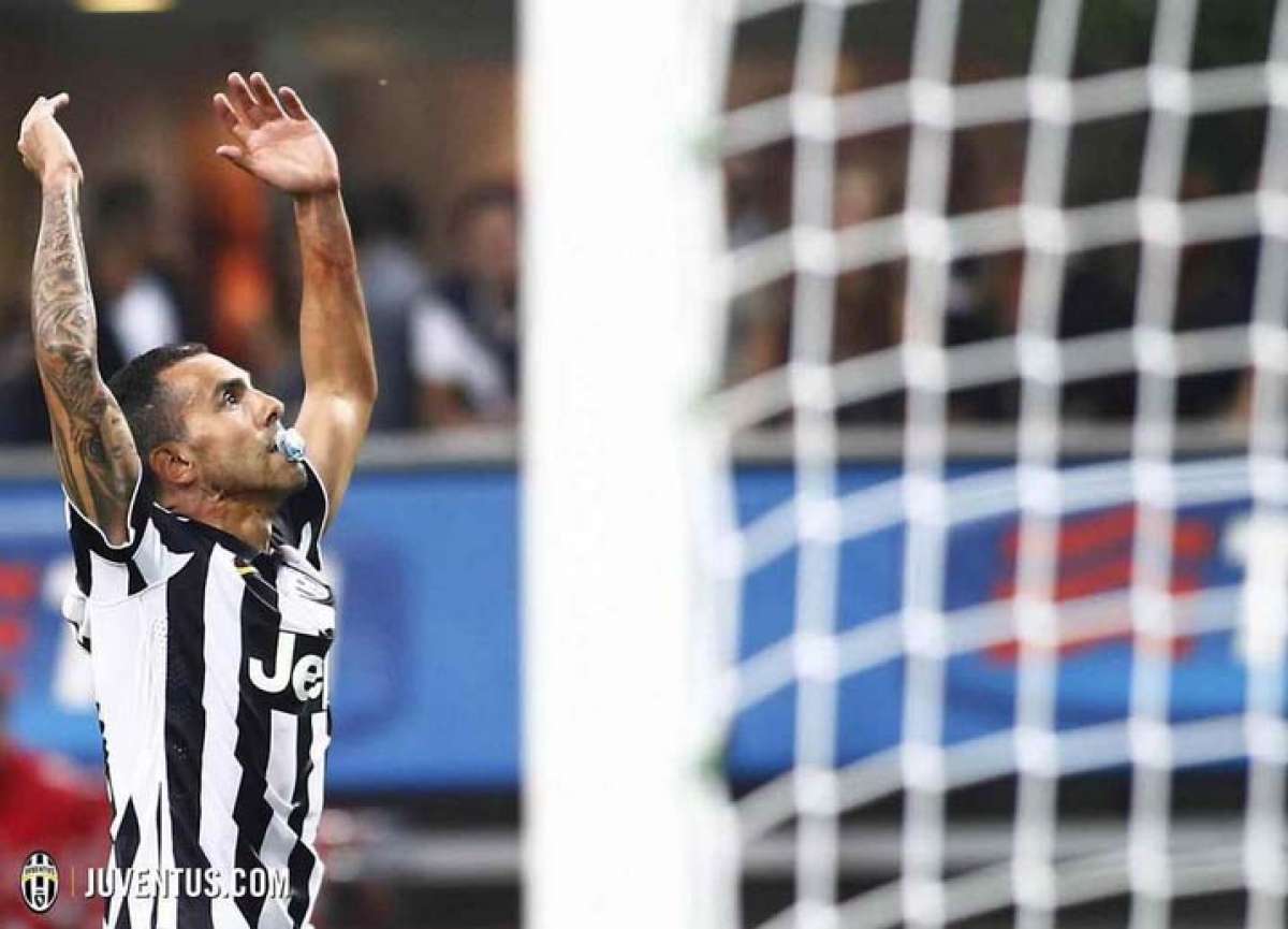 Juventus doblega al Milan con gol de Tevez y alcanza el liderato