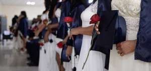 Las mujeres, mayor&iacute;a en este evento, fueron las primeras bachilleres en graduarse del centro femenino.