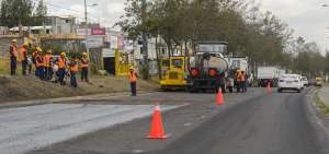 Obreros de la EMMOP trabajan en la repavimentaci&oacute;n de un tramo de la avenida Sim&oacute;n Bol&iacute;var, cerca del barrio San Mart&iacute;n de Porres, en el sur de Quito.
