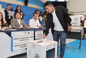 No acudir a votar puede incurrir en una multa. 