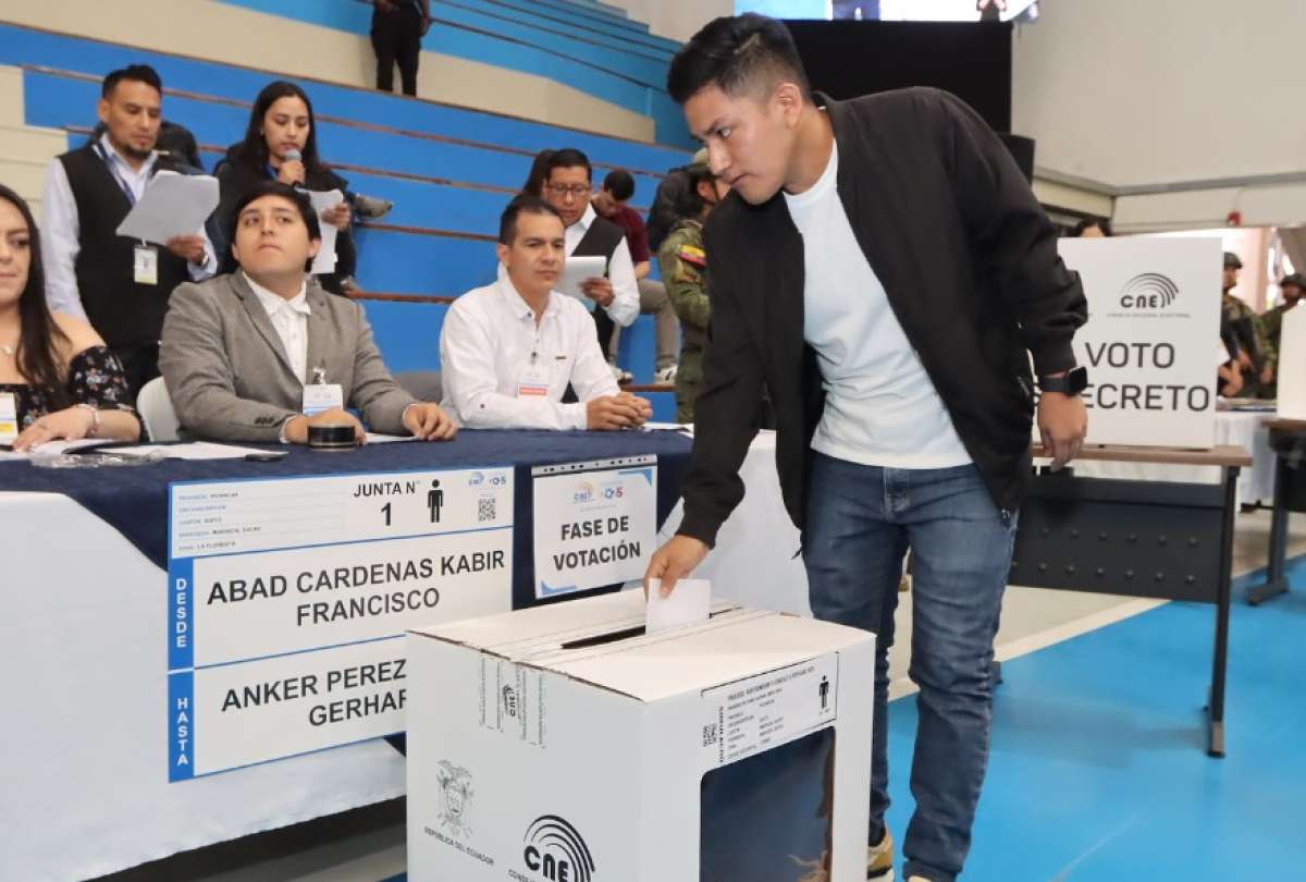 No acudir a votar puede incurrir en una multa. 