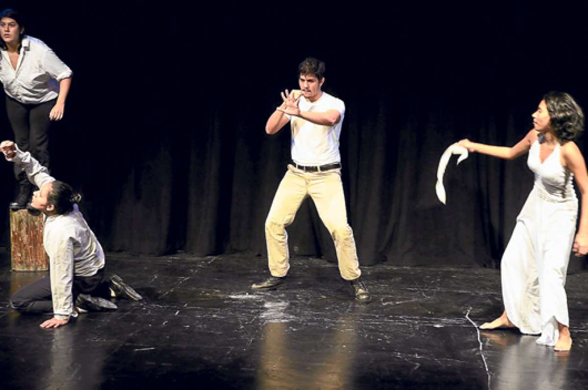 Ivanna Verduga, Jenny Goya, Ariel Zoller y Vanessa Recalde durante la abstra&iacute;da primera escena de la obra. Foto:  Eduardo Escobar / El Tel&eacute;grafo