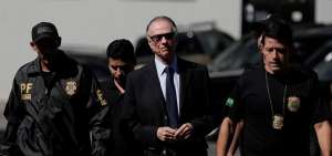 Carlos Arthur Nuzman (c) fue detenido la semana pasada por estar supuestamente involucrado en la compra de votos a favor de los JJ.OO. de R&iacute;o de Janeiro.