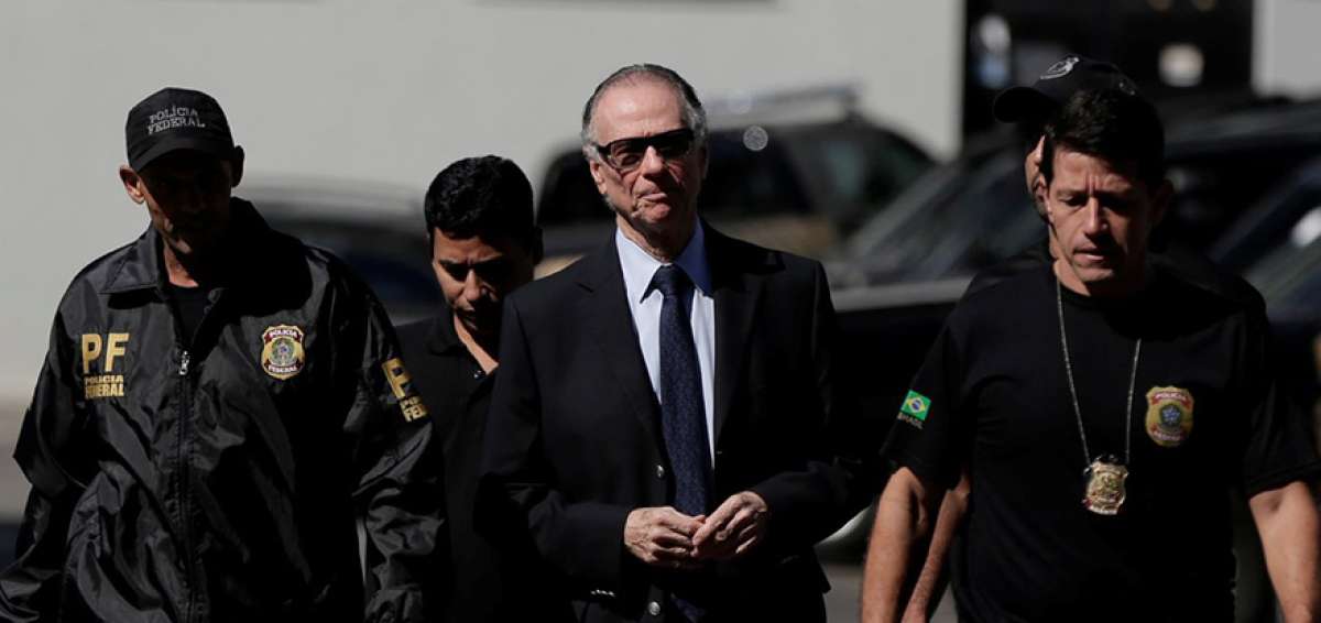 Carlos Arthur Nuzman (c) fue detenido la semana pasada por estar supuestamente involucrado en la compra de votos a favor de los JJ.OO. de R&iacute;o de Janeiro.