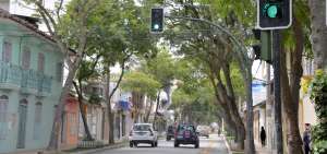 La avenida Universitaria, en la ciudad de Loja, es la que mayor flujo de tr&aacute;nsito tiene y por ello se han colocado de urgencia los sem&aacute;foros.