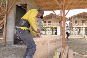 La fundaci&oacute;n Hogar de Cristo firm&oacute; un convenio con el Estado para construir viviendas con madera y ca&ntilde;a guadua. Foto: Jos&eacute; Mor&aacute;n / El Tel&eacute;grafo